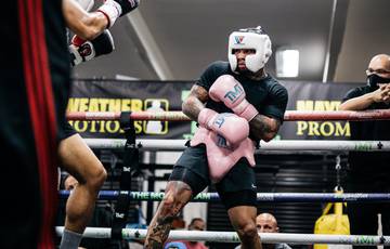 Davis prepares hard for Santa Cruz: video of sparring