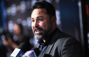 De La Hoya and Holyfield return to ring, but later