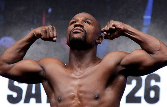Undefeated Floyd Mayweather announces his ring return