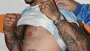 Гонсало Омар Базиль демонстрирует на пресс-конференции свои татуировки