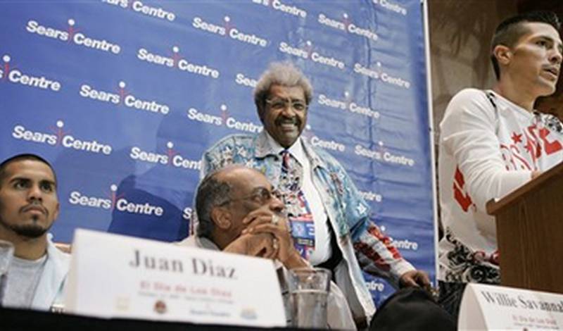 Хуан Диаc слушает выступление Хулио Диаса на пресс-конференции перед боем