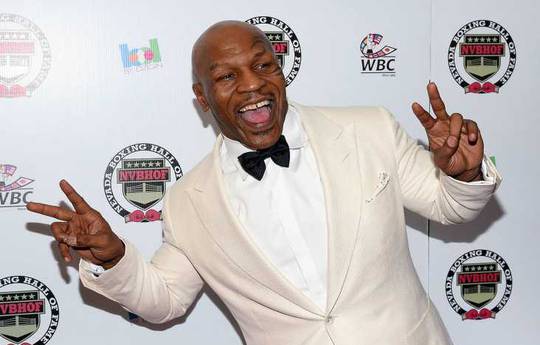 Tyson promises a show in his fight with Paul