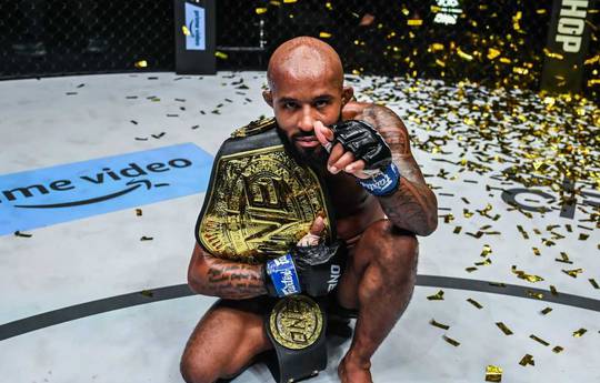 Johnson chamou a luta contra Aspinall de um grande risco para Jones