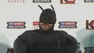 Тайсон Фьюри в костюме Бэтмена на пресс-конференции в Лондоне, посвященной поединку 26 октября против Владимира Кличко