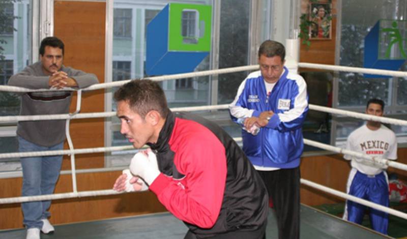 Марко Антонио Рубио (впереди) тренируется под руководстом Рафаэля Диаса (в ринге)