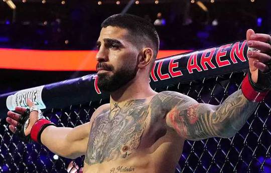 Topuria offers Makhachev a catchweight fight