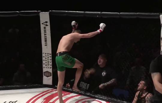 MMA fighter received a ridiculous injury, celebrating the victory (video)