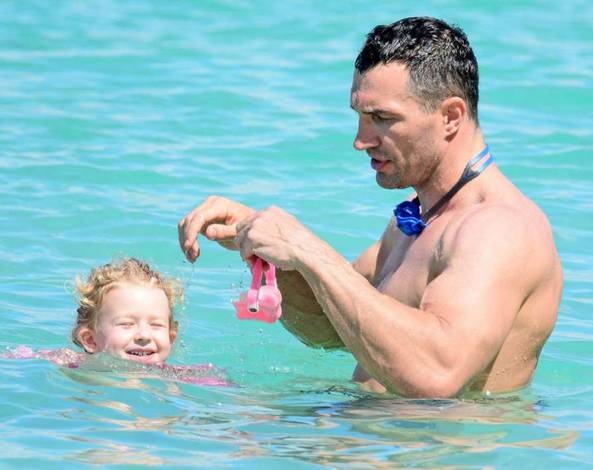 Wladimir Klitschko demonstrates the perfect shape on vacation with his daughter