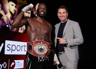 Eddie Hearn sobre la situación de Okoli: "Lamento el trabajo realizado