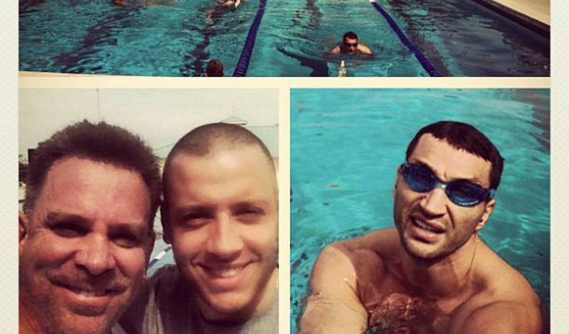 Владмир Кличко в бассейне