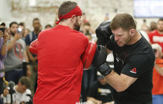 Открытая тренировка участников UFC 211 (видео)
