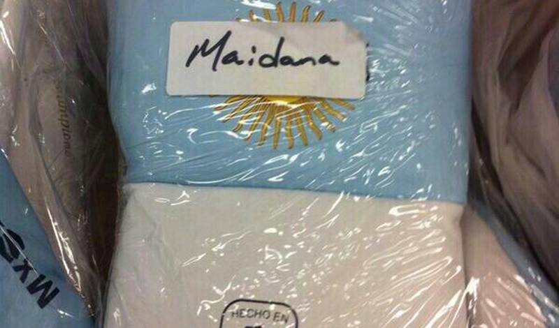 Перчатки, в которых Маркос Майдана должен был выйти на поединок против Флойда Мэйуэзера