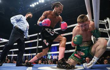 Andrade knocks out Quigley in second