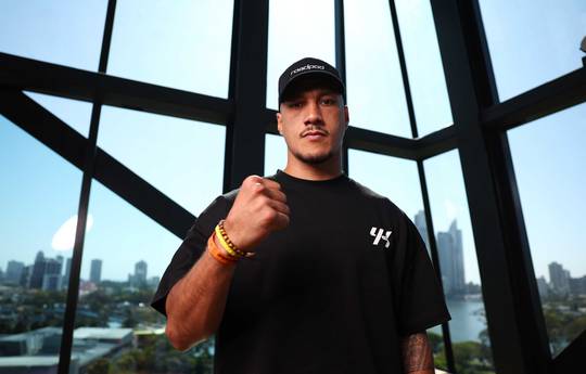 Opetaia-Glanton um den Zuffa-Gürtel am 8. März