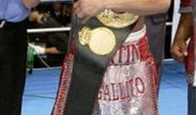 Мартин Кастильо с поясом чемпиона WBA