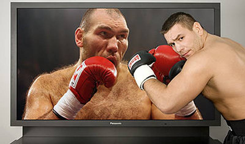 Руслан Чагаев позирует на фоне плазменного телевизора