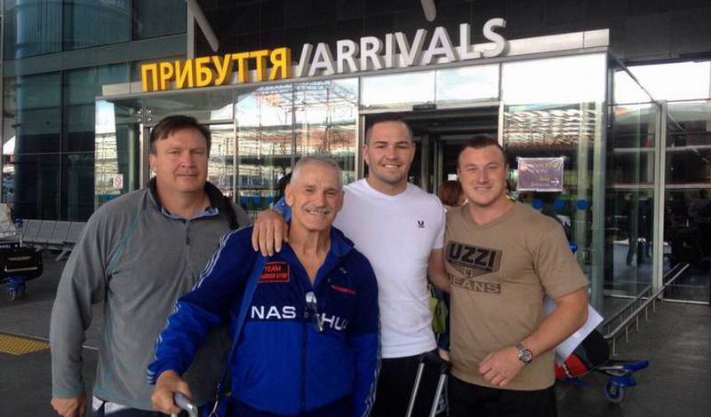 Джонни Мюллер со своей командой в аэропорту Борисполя