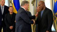 Poroshenko meets with the legends of boxing