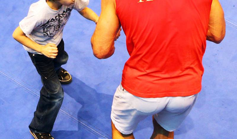 Владимир Кличко во время открытой тренировки проводит шуточный поединок с мальчиком по имени Шон