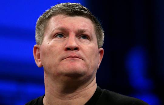 Hatton smashed Mayweather for fight with blogger: “This is a mockery of boxing”