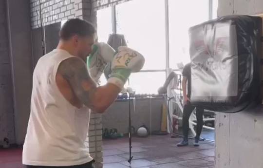 Usyk mostró cómo trabaja en una almohadilla de choque (vídeo)