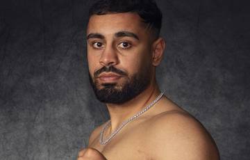 What time is Amaar Akbar vs Richard Helm tonight? Ringwalks, schedule, streaming links