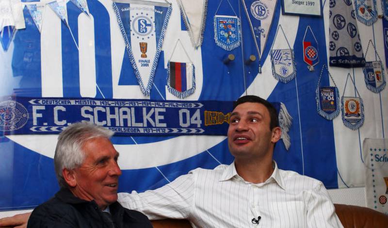 Виталий Кличко в музее футбольного клуба Шальке с экс-игроком команды Клаусом Фишером