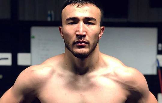 What time is Ray Seitzhanov vs Oktavian Gratii tonight? Ringwalks, schedule, streaming links
