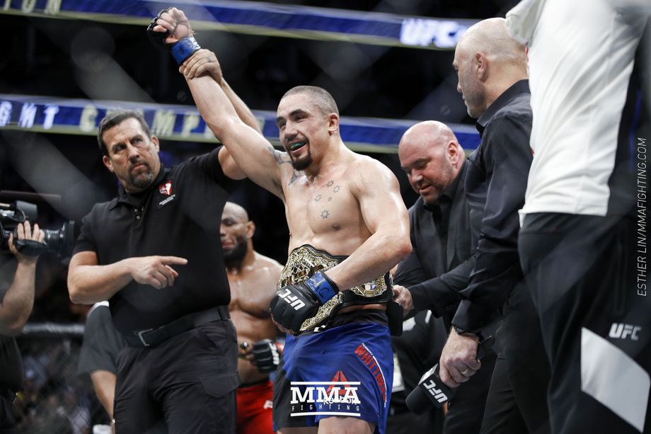 Роберт Уиттакер стал временным чемпионом UFC в среднем весе, фото: MMA Fighting