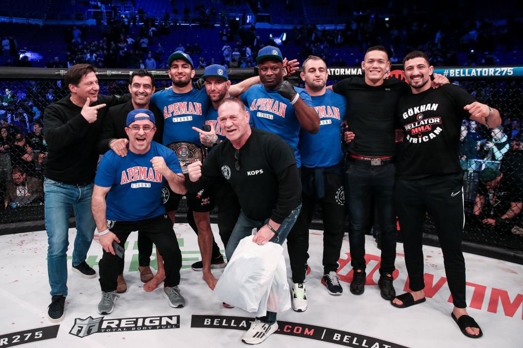 Gegard Mousasi with the team after another title defense