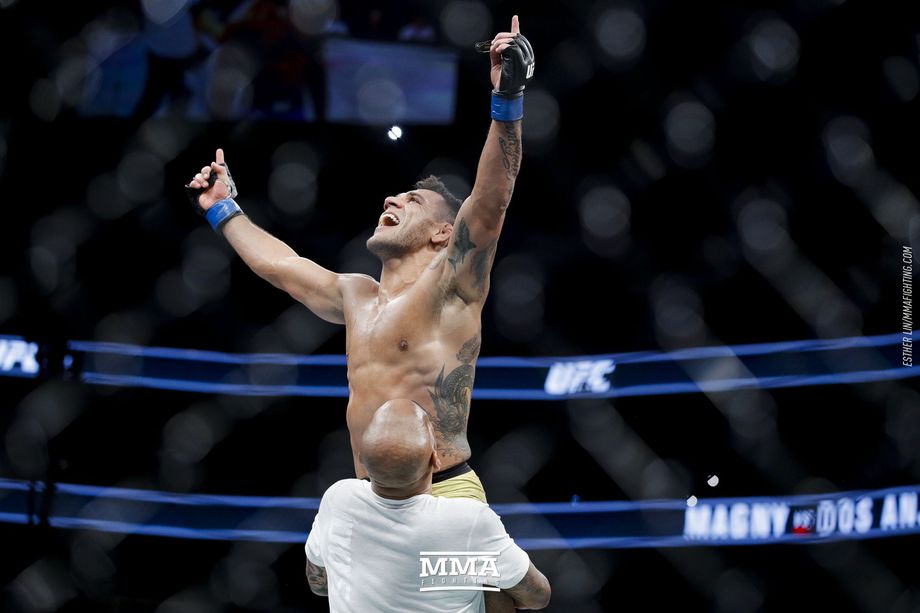 Рафаэль Дос Аньос празднует вторую победу в новом весе, фото: MMA Fighting