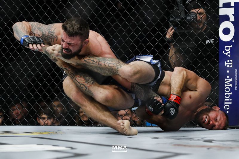 Дональд Серроне подловил Майка Перри, фото: MMA Fighting