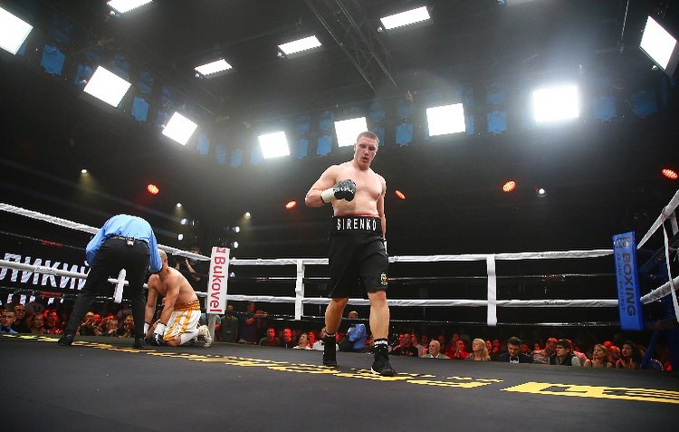 Владислав Сиренко в поединке против Невфеля Уата. Фото В1 Boxing Promotions