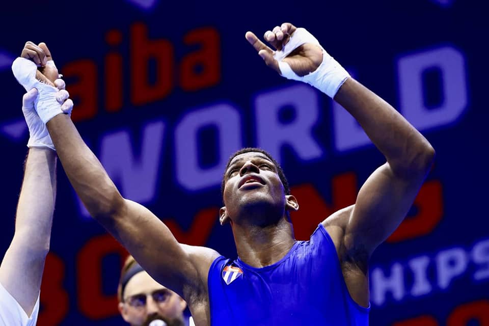 AIBA presents the Val Barker Trophy to world champion Andy Cruz