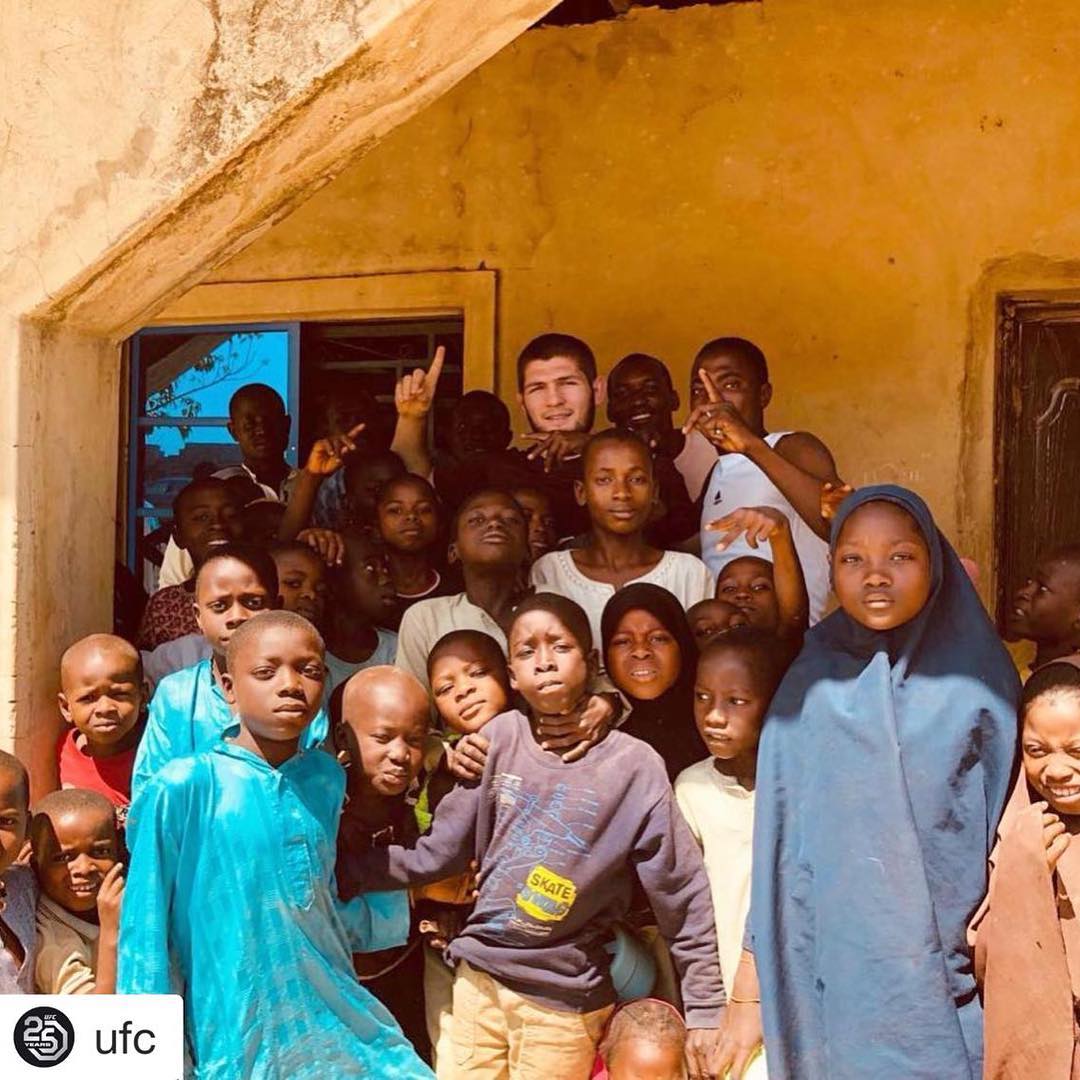 Хабиб Нурмагомедов с нигерийскими детьми. Фото: Instagram