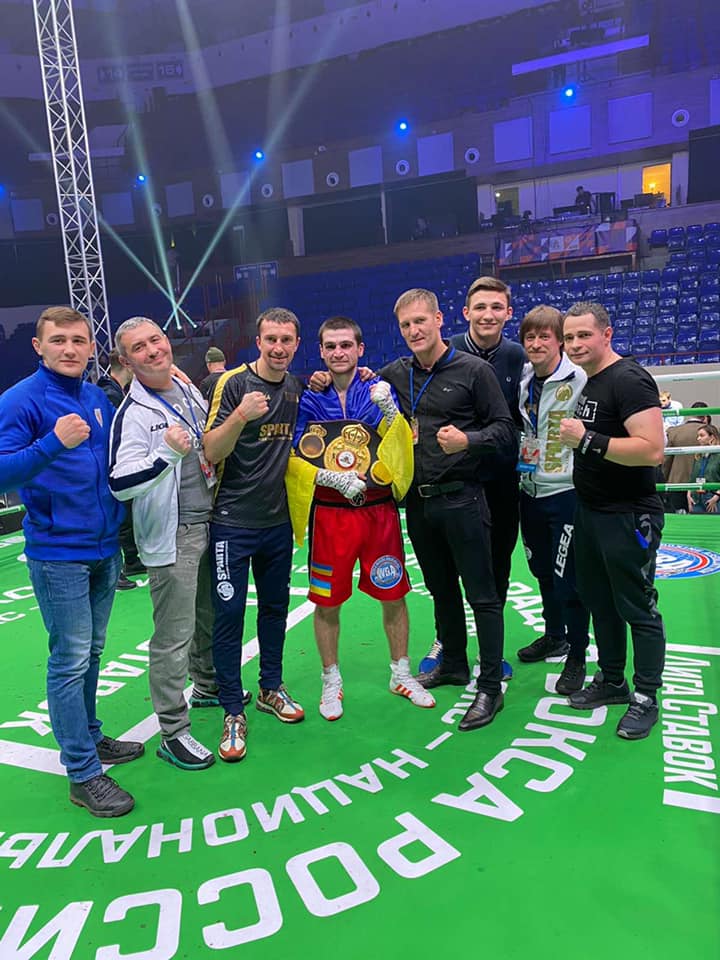 Карен Чухаджян со своей командой. Фото - Sparta Boxing Promotions