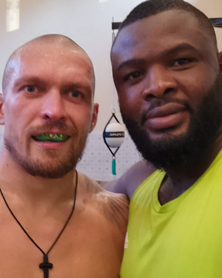 Oleksandr Usyk y Martin Bakole