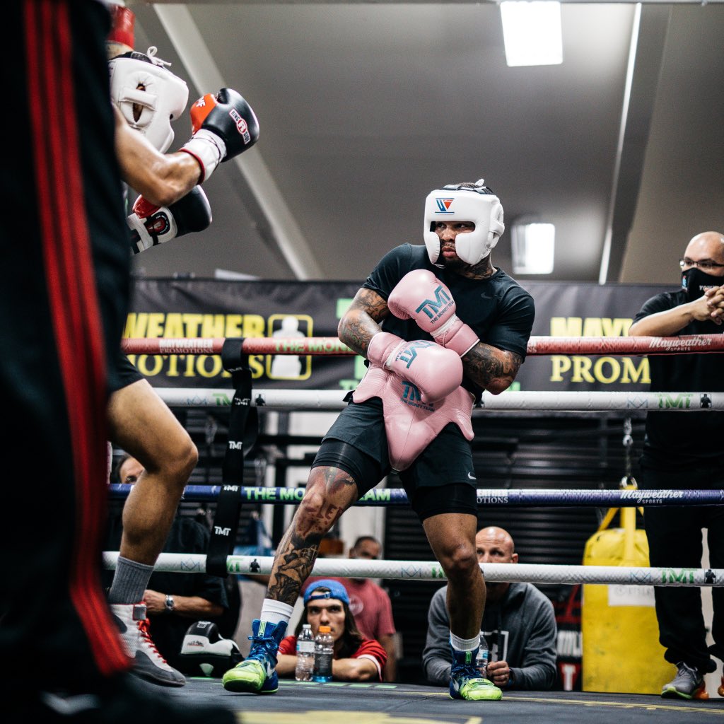 Davis prepares hard for Santa Cruz: video of sparring