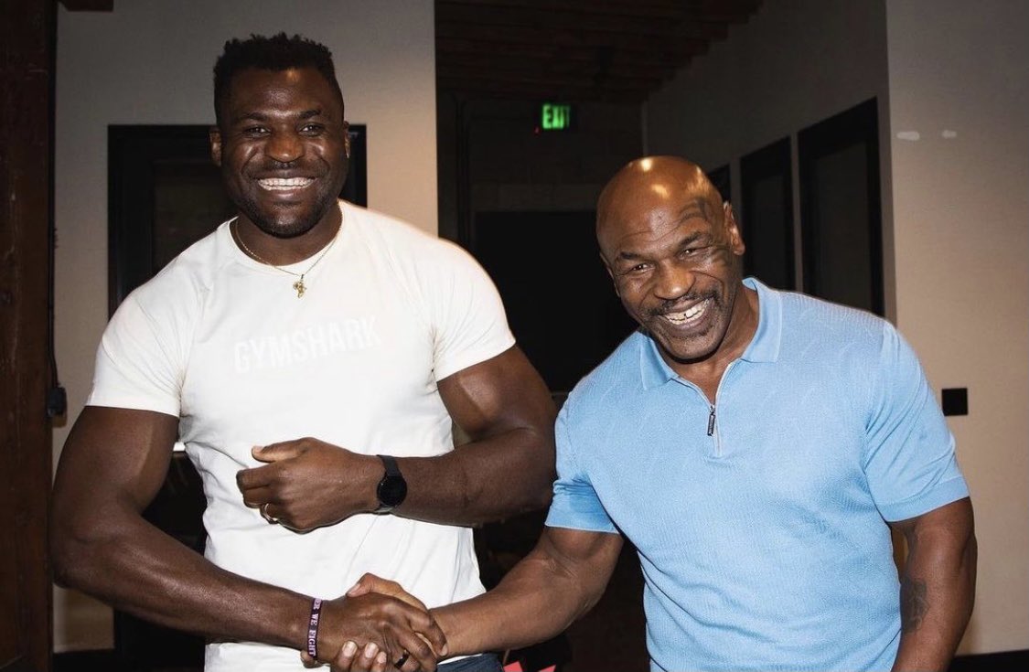 Francis Ngannou y Mike Tyson
