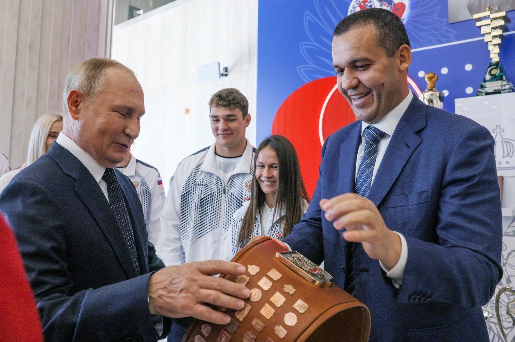 Wladimir Putin und IBA-Präsident Umar Kremlev in Moskau, 10. September 2022