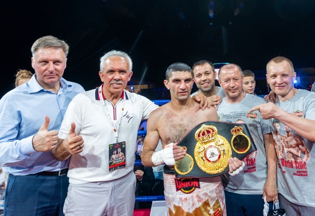 Артем Далакян со своей командой. Фото - Union Boxing Promotion