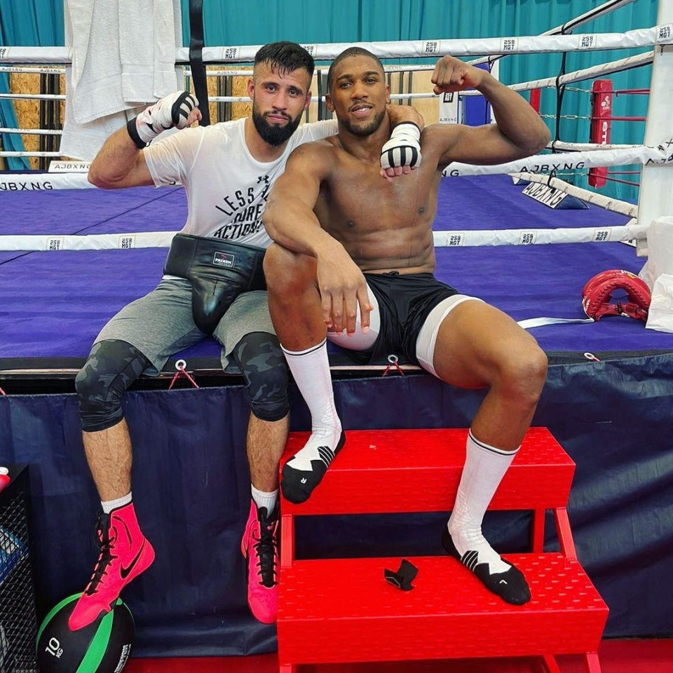 Anthony Joshua and Shokran Parwani, an Afghan heavyweight residing in Germany