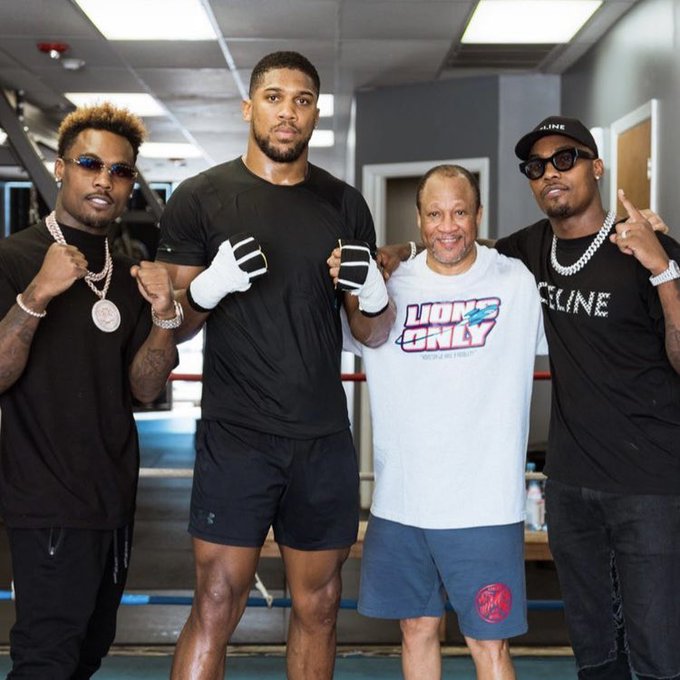 Anthony Joshua mit Trainer Ronnie Shields und den Charlo-Brüdern