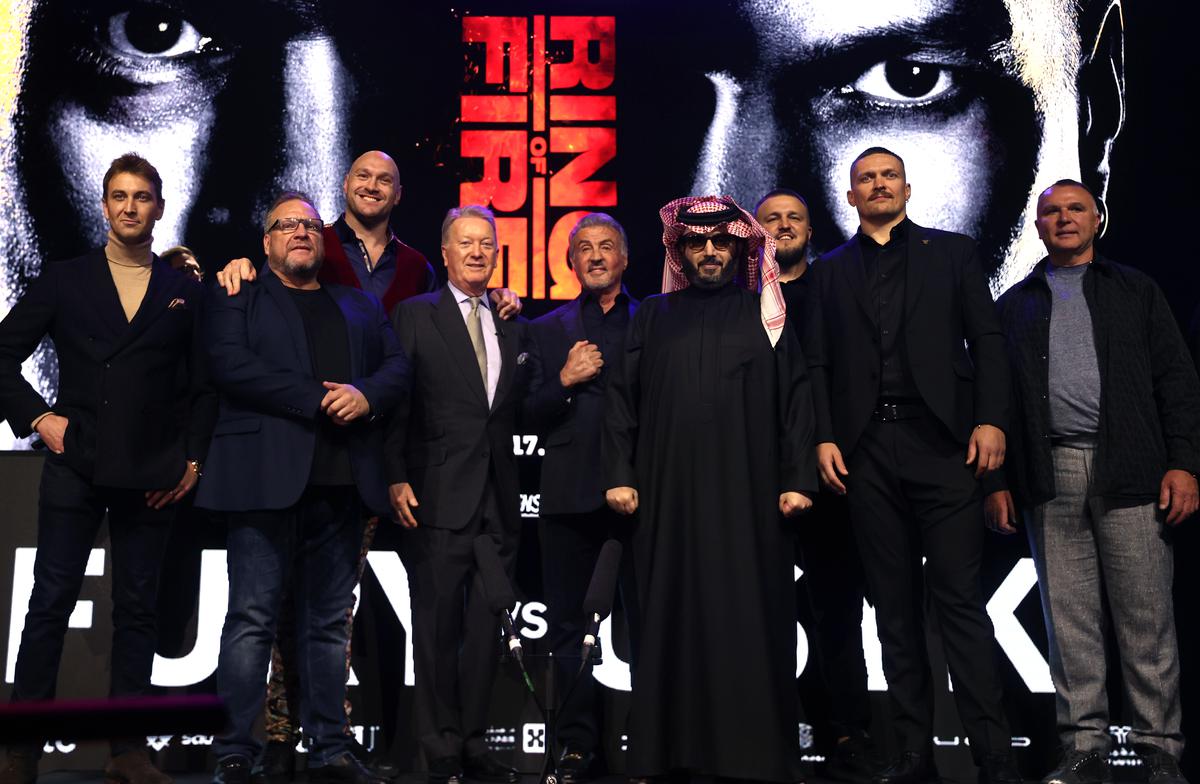 Tyson Fury und Oleksandr Usyk mit ihren Teams. Getty Images