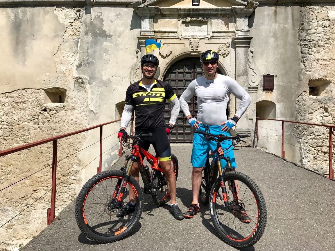 Klitschko brothers roll on bicycles in the Carpathians