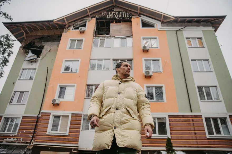 Александр Усик в Ирпене возле разрушенного российскими оккупантами здания