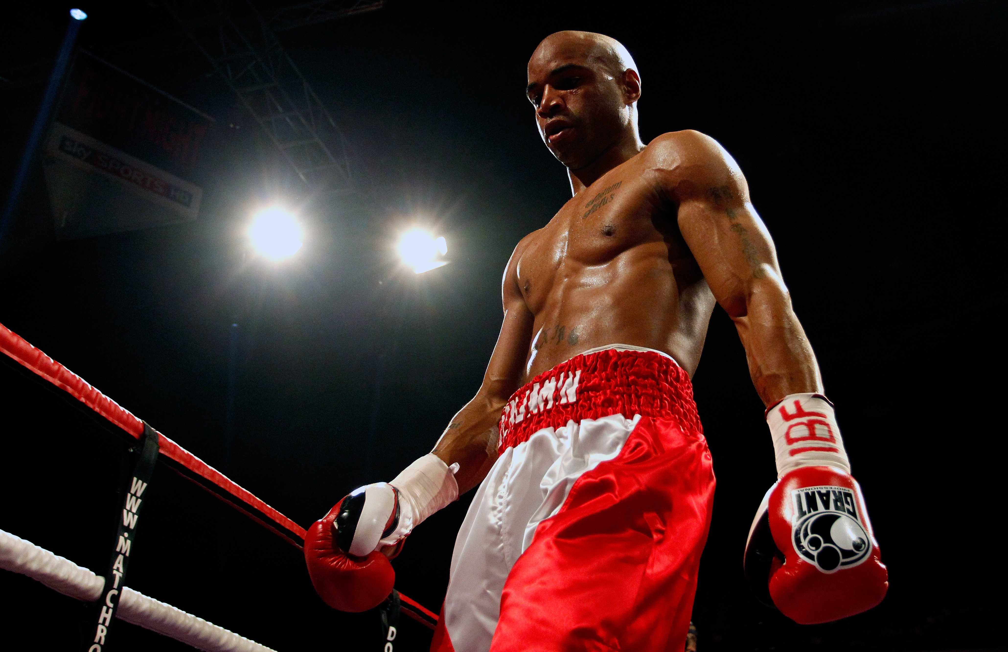 Carson Jones lors de son combat contre Kell Brook à Sheffield en juillet 2012