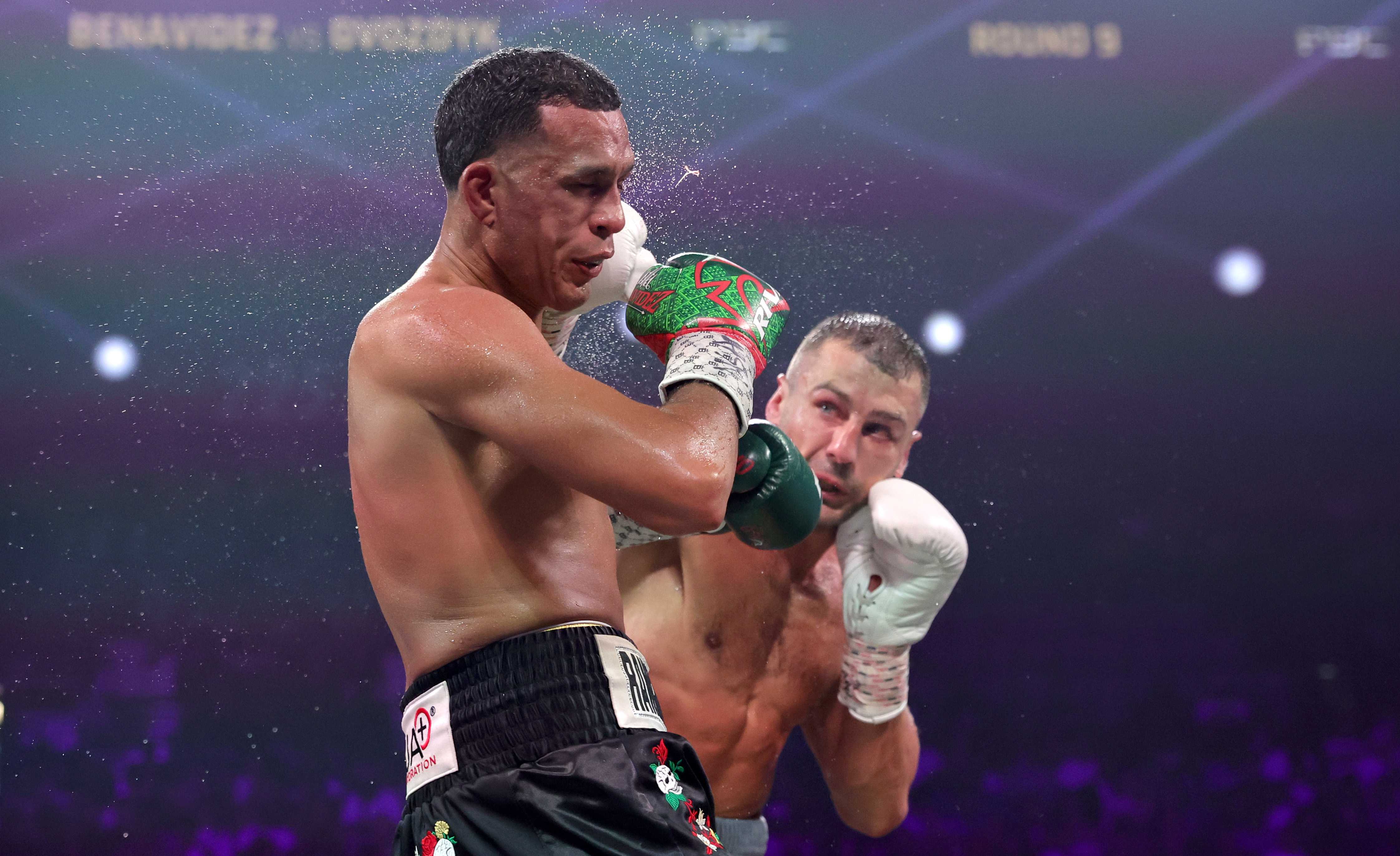 David Benavides en su combate contra Oleksandr Gvozdyk. Getty Images