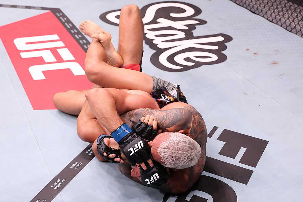 Олівейра фінішував Гамрота та інші результати турніру UFC Fight Night 261