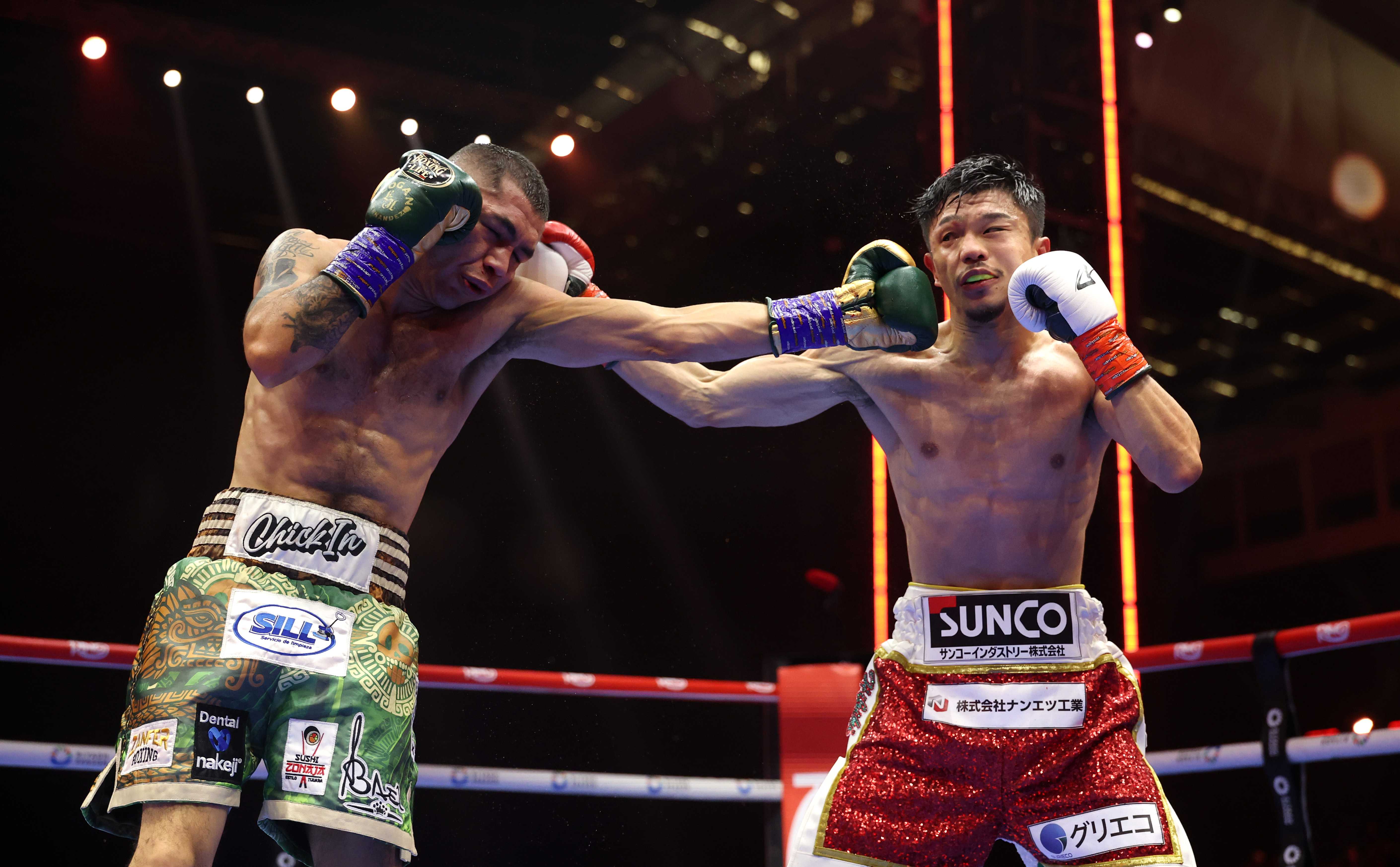 Дзюнто Накатани в поединке против Себастьяна Эрнандеса Рейеса. Getty Images